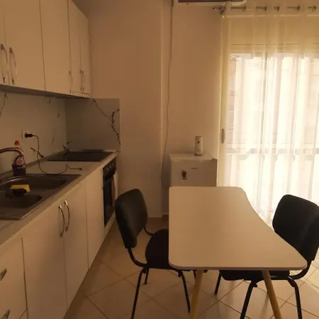 C'e Casa Near The Sea, Netflix, Parking, Balcony, Fast Wi-fi * Vlora