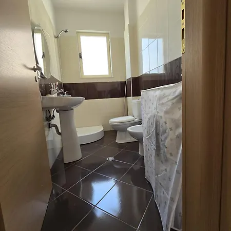 C'e Casa Near The Sea, Netflix, Parking, Balcony, Fast Wi-fi * Vlorë