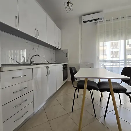 C'e Casa Near The Sea, Netflix, Parking, Balcony, Fast Wi-fi * Vlorë