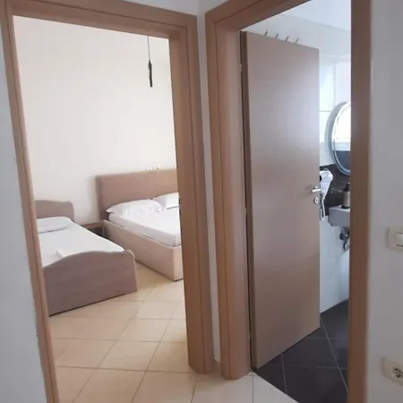 C'e Casa Near The Sea, Netflix, Parking, Balcony, Fast Wi-fi * Vlorë